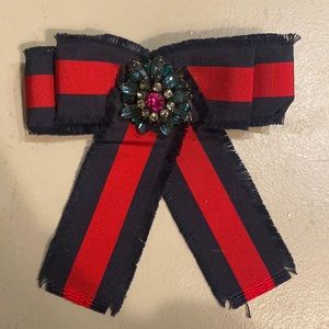 Red and blue GUCCI bow pin